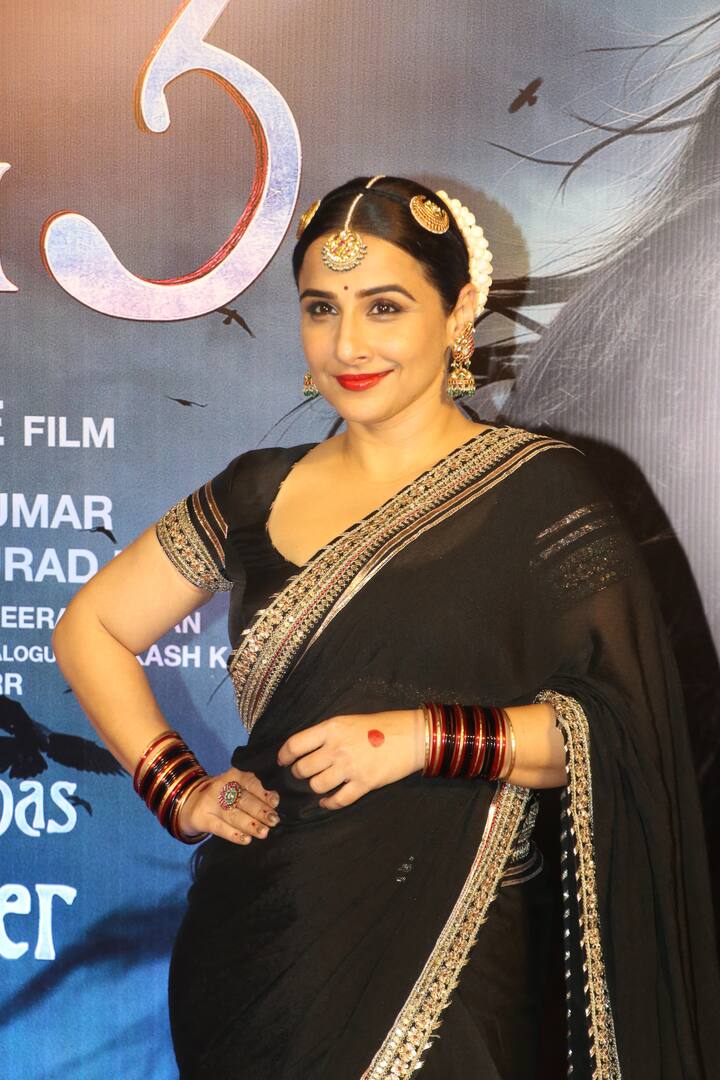 विद्या बालन ने अपना ये खास लुक माथे पर टीका, बालों में गजरा, बड़े झुमके और हाथों में लाल और काली चूड़ियां पहनकर पूरा किया है.