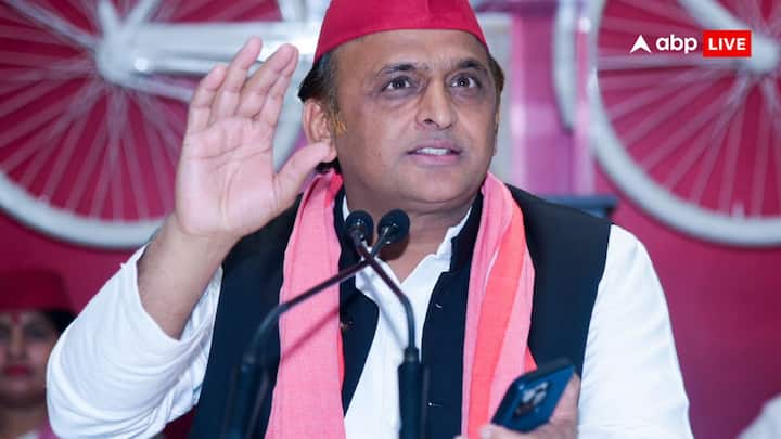 पहले ये अटकलें लगाई जा रही थी कि सपा अपने सहयोगी दल कांग्रेस के लिए कुछ सीटें छोड़ेगी, मगर उन्होंने सभी सीटों पर प्रत्याशियों के नाम का ऐलान कर दिया. हालांकि, सपा अध्यक्ष अखिलेश यादव ने सोशल मीडिया प्लेटफॉर्म 'एक्स' पर पोस्ट के जरिए संदेश दिया है कि इंडिया ब्लॉक एकजुट है और सपा के सिंबल पर ही गठबंधन के सभी प्रत्याशी चुनाव लड़ेंगे.