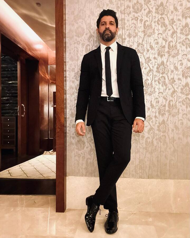 फरहान बताते हैं कि इसके बाद मैंने संकोच करते हुए ऋतिक के पास फोन किया और कहा कि जो मैंने आपको बताया था उस फिल्म की कहानी लिख रहा हूं. लेकिन जितना लिखता जा रहा हूं उतना ही महसूस हो रहा है कि इस किरदार के लिए शाहरुख खान के पास जाना चाहिए.