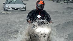Cyclone Dana: ঝড় পাশ কাটিয়ে গেলেও, লাগাতার বৃষ্টিতে বেহাল কলকাতার বিভিন্ন জায়গা, দেখুন ছবিতে