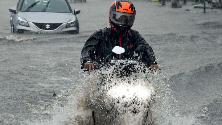 আশঙ্কা থাকলেও ঘূর্ণিঝড় দানার বিশেষ প্রভাব পড়ল না বাংলায়। ঝড়ের দাপট না থাকলেও বৃষ্টিতে ভাসছে কলকাতা-সহ দক্ষিণবঙ্গ