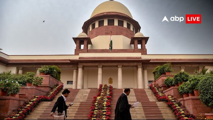 Salary of Chief Justice: जस्टिस संजीव खन्ना बृहस्पतिवार को भारत के 51वें चीफ जस्टिस नियुक्त किए गए. वह 11 नवंबर को शपथ लेंगे, लेकिन क्या आप जानके हैं कि भारत में CJI की सैलरी कितनी है.