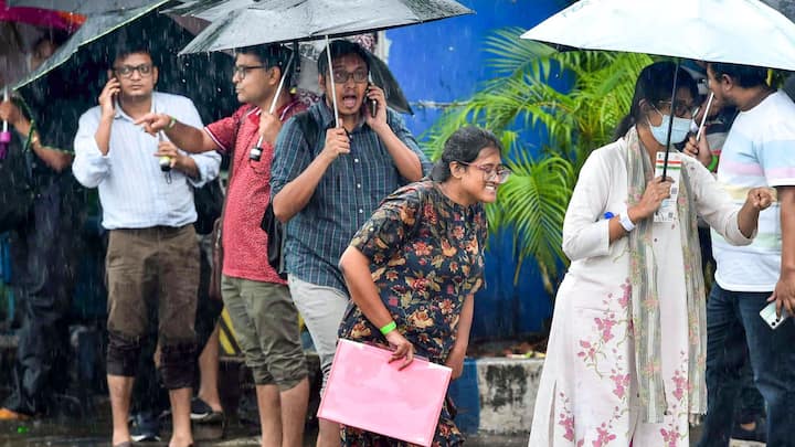 ফের জল জমার যন্ত্রণার মুখোমুখি বেহালা। যদিও এই প্রথমবার নয়, আগেও জল যন্ত্রণার মুখোমুখি হয়েছিল। প্রতিবারেই তাই প্রশ্নের মুখে পড়ে নিকাশি ব্যবস্থা।