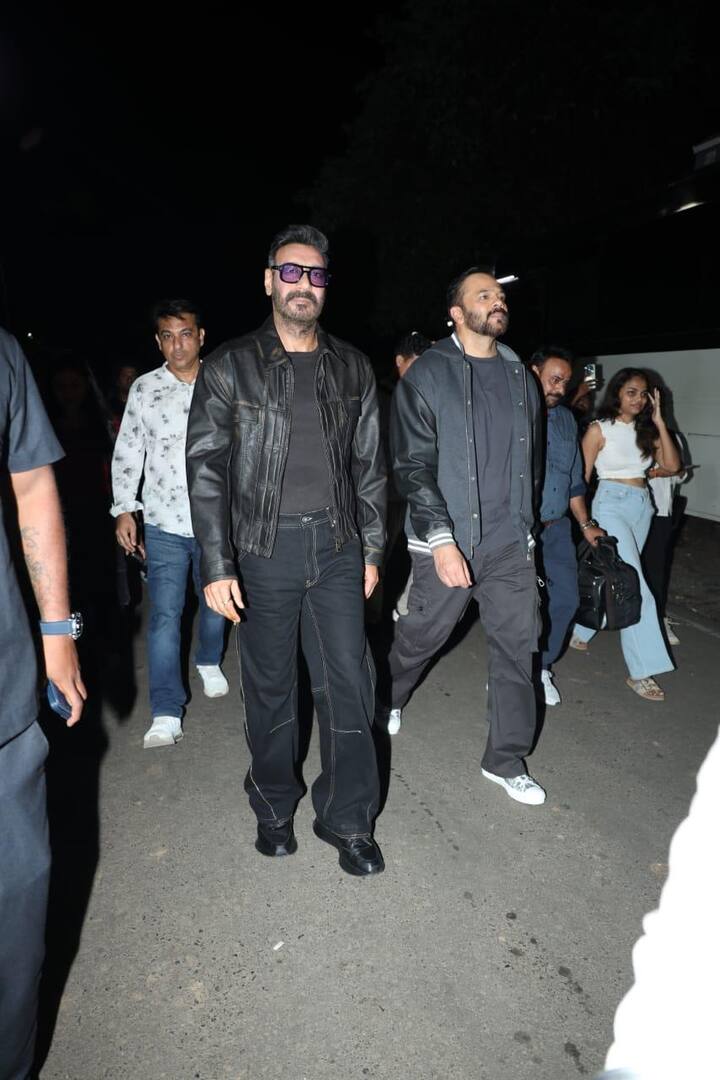 इस दौरान अजय और रोहित दोनों ही काफी डेशिंग लुक में दिखे. जिन्होंने पैपराजी को एकसाथ काफी पोज भी दिए.