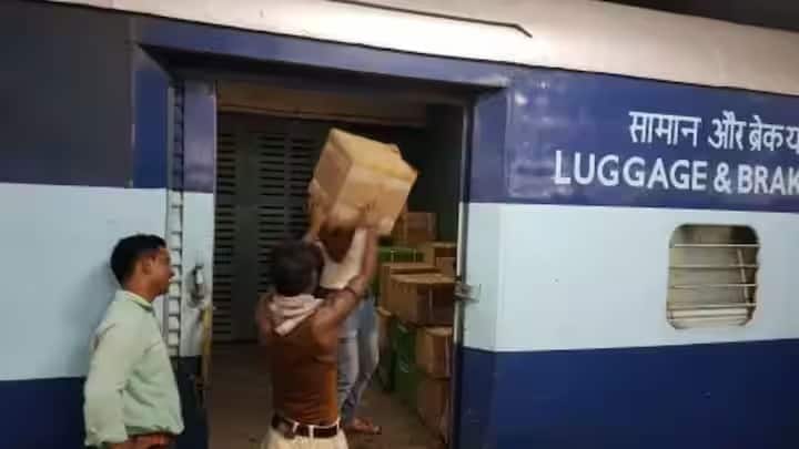এছাড়াও আপনি আপনার বাইকটি লাগেজ হিসাবে আপনার সঙ্গে নিয়ে যেতে পারেন। এর জন্য ট্রেন আসার আধ ঘণ্টা আগে স্টেশনে পৌঁছতে হবে। আর বাইকটি পার্সেলের মতো সঠিকভাবে প্যাক করতে হবে। এই জন্য আপনার যাত্রার জন্য একটি টিকিট থাকতে হবে।