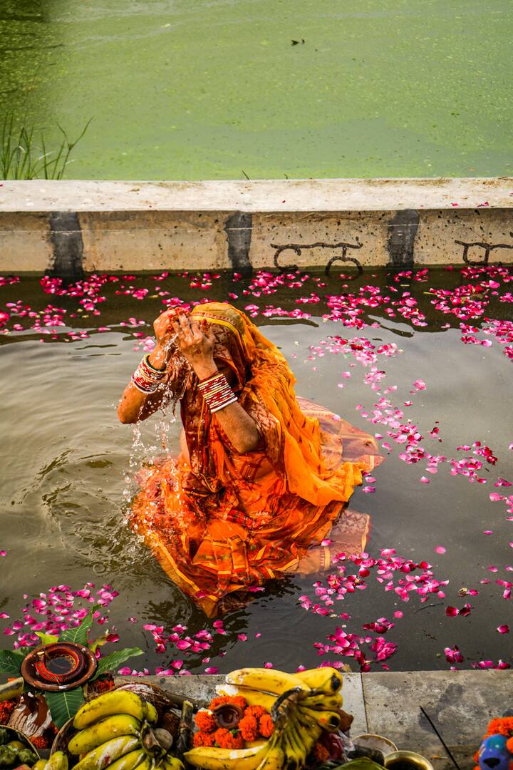 इसके अलावा रात में नदियों में कई प्रकार के जलचर सक्रिय रहते हैं. इनसे डंक लगने या काटने का खतरा रहता है. साथ ही रात में तापमान कम होता है और नदी का पानी ठंडा होता है. ठंडे पानी में स्नान करने से स्वास्थ्य संबंधी समस्याएं हो सकती हैं.