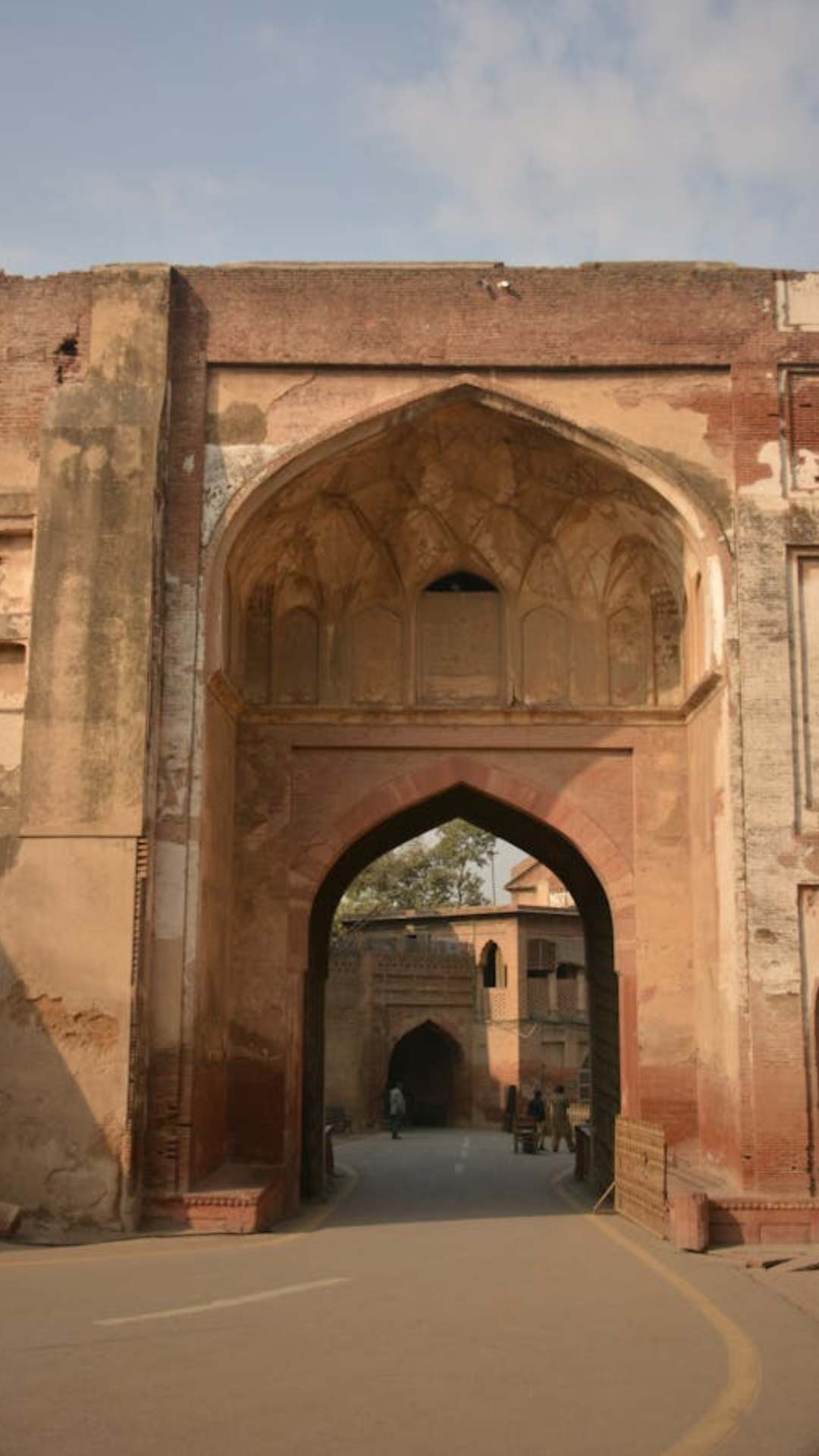 ऐसा माना जाता हैं कि दिल्ली की गद्दी पाने के लिए औरंगजेब ने अपने परिवार को धोखा दिया था