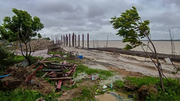 Cyclone Dana Claims 1 Life In Bengal Zero Deaths In Odisha Trains Flights ops Resume Heavy Rains kolkata waterlogged Cyclone Dana Claims 1 Life In Bengal, 'Zero Deaths' In Odisha; Train, Flight Ops Resume Amid Heavy Rains