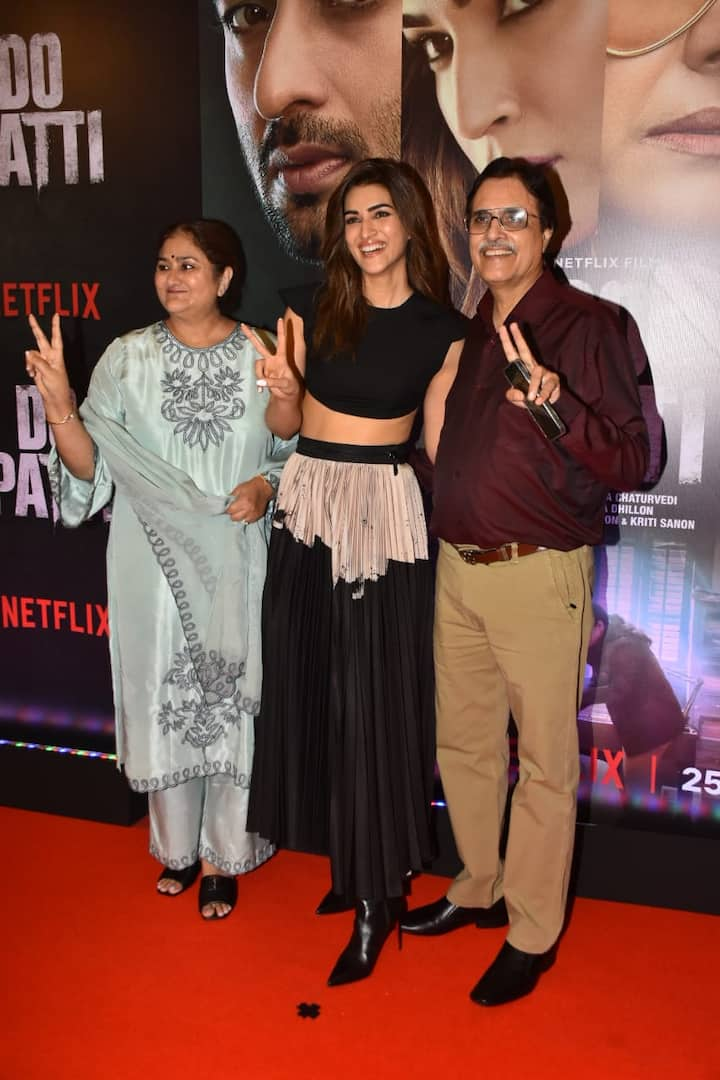 She attended the premiere with her parents, Geeta and Rahul Sanon, making it a special family occasion.