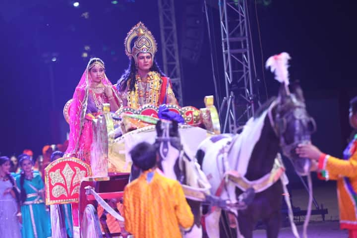 The dedication of the audience towards Lord Shri Ram was visible. The collective recitation of Hanuman Chalisa made the atmosphere devotional.