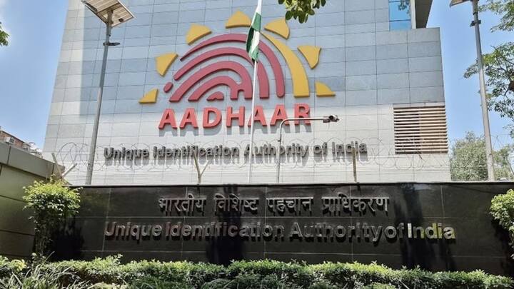 बता दें यूआईडीएआई यानी भारतीय विशिष्ट पहचान प्राधिकरण ने पिछले साल अक्टूबर में आधार कार्ड को लेकर अधिसूचना जारी की थी जिसमें कहा गया था आधार कार्ड सिर्फ पहचान पत्र के तौर पर इस्तेमाल किया जा सकता है. जन्म तिथि प्रमाण पत्र के तौर पर नहीं.