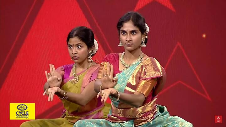 శంఖం, చక్రంతో స్వామివారిని అనుసరిస్తూ వస్తాయి.. ఆతర్వాత సుదర్శన చక్రంతో మొసలిని సంహరించి ఏనుగును కాపాడతాడు శ్రీ మహావిష్ణుడు..