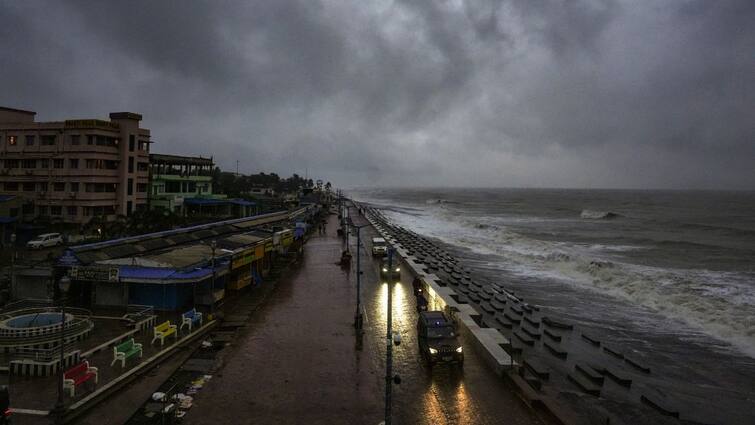 Cyclone Dana Landfall Live Updates Odisha West Bengal Bhadrak Heavy Rainfall IMD Cyclone Dana Landfall Highlights: Cyclone Dana Completes Landfall Process Says IMD