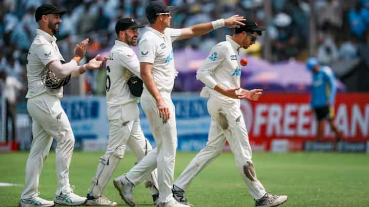 স্যান্টনারের দৌরাত্ম্যেই পুণেতে ১১৩ রানে জয় পায় নিউজ়িল্যান্ড দল। ছবি-বিসিসিআই, পিটিআই