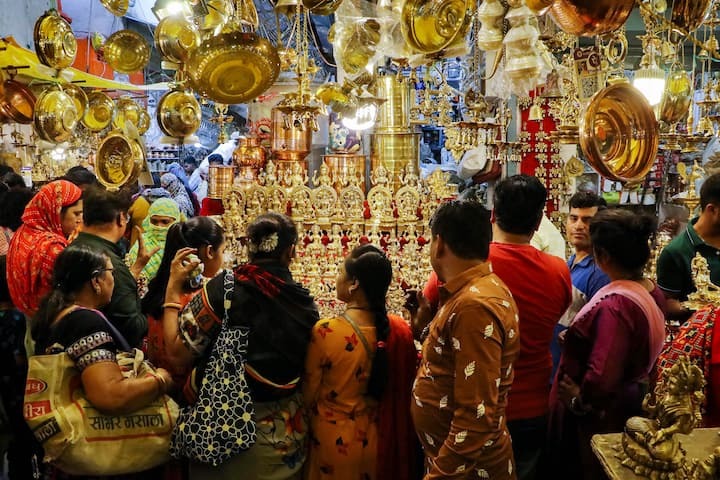 এই তিথির সঙ্গে জড়িয়ে নানারকম পৌরাণিক ব্যাখ্যা। কেউ কেউ বলেন, সমুদ্রের ক্ষীরসাগর থেকে উঠে এসেছিলেন মহালক্ষ্মী।