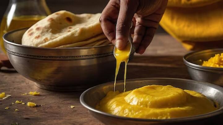 একগ্লাস জল নিন। এবার এক চামচ ঘি নিয়ে ওই জলে ফেলে দিন। ঘি যদি উপরে ভেসে থাকে, তাহলে বুঝবেন সমস্যা নেই।