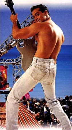 सलमान का ये गाना उस दौरान ब्लॉकबस्टर हिट रहा था. आज भी ये फैंस को फेवरेट सॉन्ग है. बावजूद इसके बहुत कम लोगों को ये पता होगा कि सलमान इस गाने में अपनी मर्जी से शर्टलेस नहीं हुए थे.