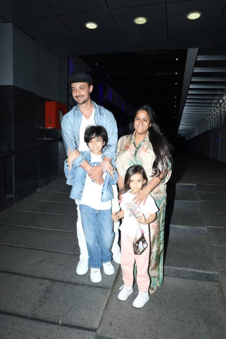 इस दौरान आयुष और उनकी वाइफ अर्पिता खान अपने बच्चों के साथ मैचिंग आउटफिट में नजर आए है.