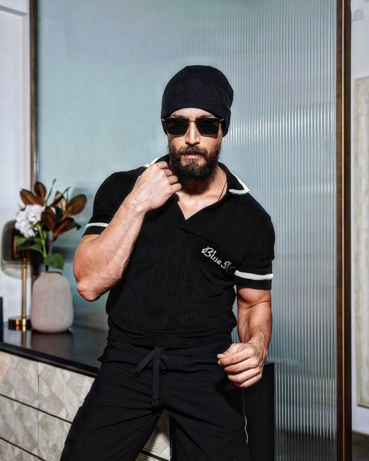 टाइगर श्रॉफ - रोहित शेट्टी की इस फिल्म में इस बार टाइगर श्रॉफ की भी एंट्री होने जा रहे हैं. एक्टर ने अपने रोल के लिए 3 करोड़ फीस ली है.