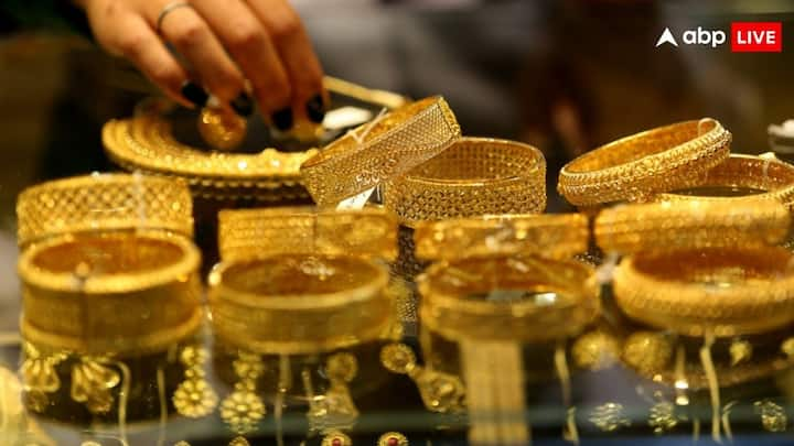 Diwali Gold Buying Tips: त्यौहार के मौके पर सोने की भारी डिमांड होती है और इसीलिए सोना बेचने वाले हैं दुकानदार ग्राहकों को कई बार मिलावटी सोना भी देते हैं. ठगी से बचने के लिए अपनाएं ये टिप्स.