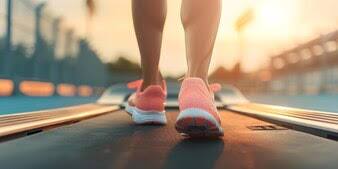 वॉक करते समय शरीर को हमेशा हाइड्रेट रखना चाहिए. इससे थकान और कमजोरी नहीं होती है. शरीर को हाइड्रेट नहीं रखने की वजह से मांसपेशियों में थकान और ऐंठन हो सकती है. इसलिए दिनभर पर्याप्त मात्रा में पानी पीना चाहिए.