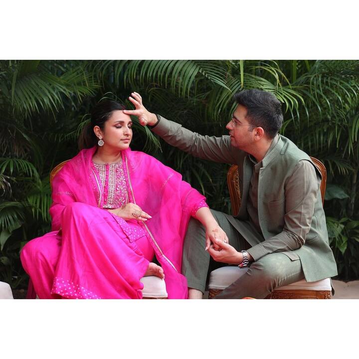 बता दें कि परिणीति चोपड़ा करवाचौथ से एक दिन पहले अपने ससुराल दिल्ली पहुंची थी. जहां उन्होंने अपने पति और फैमिली के साथ त्योहार सेलिब्रेट किया.