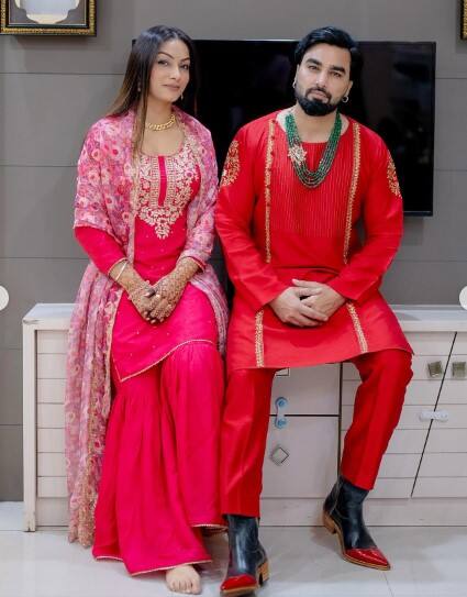 ਅਰਮਾਨ ਦੀਆਂ ਪਤਨੀਆਂ ਨੇ ਜਵਾਬ ਦਿੱਤਾ ਦਰਅਸਲ, ਪਾਇਲ ਅਤੇ ਕ੍ਰਿਤਿਕਾ ਮਲਿਕ ਨਾਮ ਦੇ ਇੱਕ ਫੇਸਬੁੱਕ ਪੇਜ 'ਤੇ ਇੱਕ ਪੋਸਟ ਸ਼ੇਅਰ ਕੀਤੀ ਗਈ ਹੈ। ਇਸ ਪੋਸਟ 'ਚ ਅਰਮਾਨ ਅਤੇ ਲਕਸ਼ੈ ਦੀ ਇੱਕ ਤਸਵੀਰ ਸ਼ੇਅਰ ਕੀਤੀ ਗਈ ਹੈ, ਜਿਸ 'ਚ ਦੋਵੇਂ ਜਿਮ 'ਚ ਨਜ਼ਰ ਆ ਰਹੇ ਹਨ। ਇਸ ਪੋਸਟ ਨੂੰ ਸ਼ੇਅਰ ਕਰਦੇ ਹੋਏ ਇਸ ਦੇ ਕੈਪਸ਼ਨ 'ਚ ਲਿਖਿਆ ਗਿਆ ਹੈ ਕਿ ਲੋਕਾਂ ਦਾ ਕੰਮ ਹੈ ਤੁਹਾਨੂੰ ਜੱਜ ਕਰਨਾ ਅਤੇ ਹੇਟਰਸ ਨਾਲ ਤੁਹਾਡਾ ਘਰ ਨਹੀਂ ਚੱਲਦਾ।