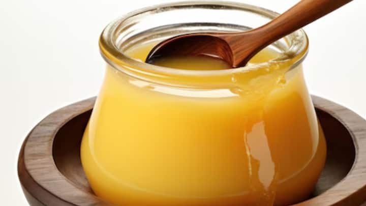 Ghee Purity Checking: দোকান থেকে কিনে আনা ঘি খাঁটি নাকি ভেজাল, চিনে নিন। ছবি: ফ্রিপিক।