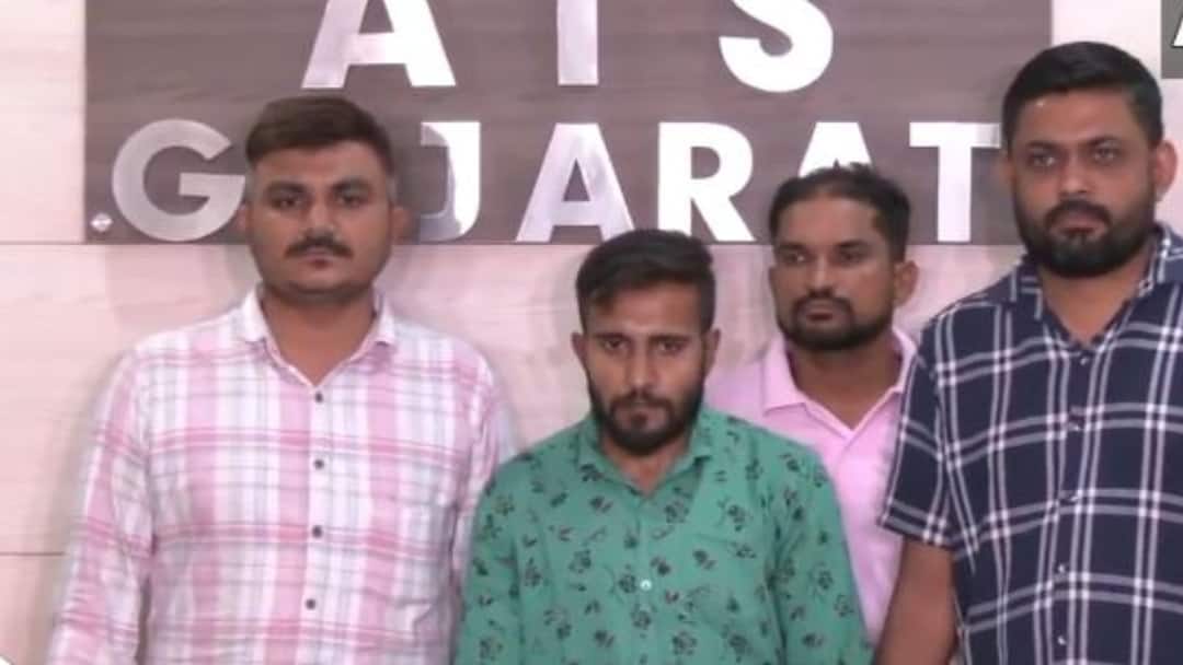 Gujarat ATS Arrested Accused Pankaj Kotiya From Porbandar Transferring Sensitive Information Spying For Pakistan पाकिस्तानी महिला को भेज रहा था खुफिया जानकारी, गुजरात ATS के हत्थे चढ़ा जासूस