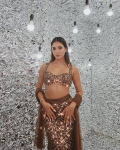 Radhika seth: ટ્રેડિશનલ લૂકમાં જોવા મળી રાધિકા શેઠ, જુઓ કાતિલ અંદાજ