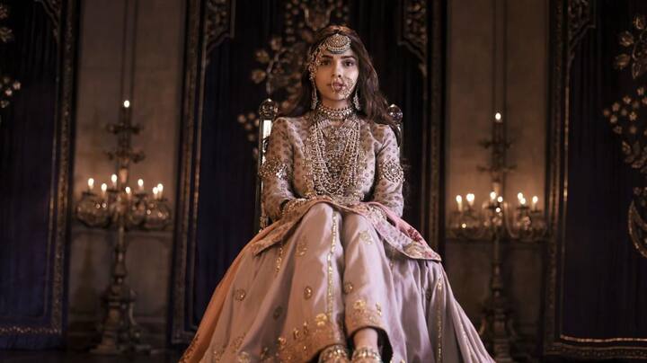 Sharmin Segal: Sharmin, portraying Alamzeb, showcased elegance and purity in her captivating purple-pink ensemble, intricately detailed to perfection. Her accessories elevated the look.