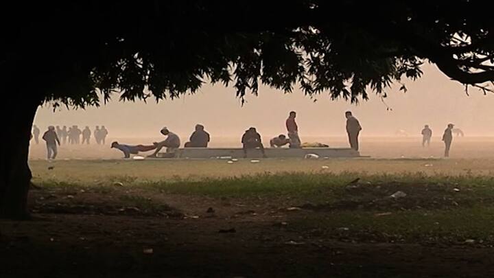 পাশাপাশি আর্দ্রতাটা ফের উপরের দিকে উঠেছে। আপেক্ষিক আর্দ্রতা ৮০ এর উপরে আছে। এদিন সকাল সাড়ে আটটায় আপেক্ষিক আর্দ্রতা ছিল ৯৪ শতাংশ। কিন্তু বিকেলের দিকে তা সামান্য নীচে নামে। বিকেল সাড়ে ৫ টায় তা এসে পৌঁছয় ৮৬ শতাংশে।