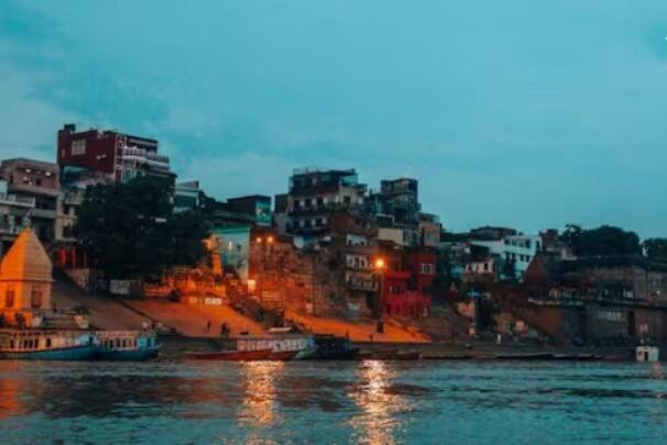 आपल्या देशात नद्यांना मोक्षदायिनी म्हटलं जातं. काही खास प्रसंगी या नद्यांमध्ये स्नान करणं अत्यं शुभ मानलं जातं, परंतु, तुम्हाला माहितीय का? रात्री या पवित्र नद्यांमध्ये स्नान करण्यास मनाई केली जाते.. कारण माहितीय? जाणून घ्या...