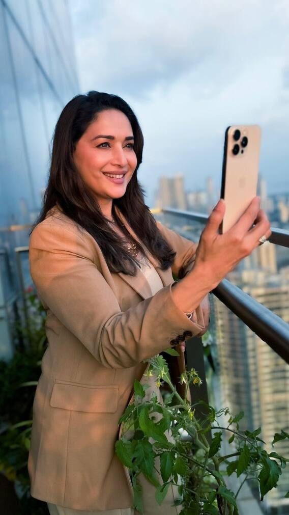 कितने लाख का फोन इस्तेमाल करती हैं बॉलीवुड एक्ट्रेस माधुरी दीक्षित