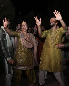 Surbhi Jyoti Wedding: सुरभि ज्योति के हाथों में रची पिया के नाम की मेहंदी, होने वाले दूल्हे संग जमकर नाचीं एक्ट्रेस, देखें तस्वीरें