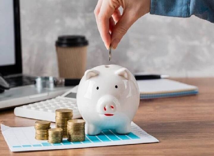 अनेकजण आरोग्य विमा काढण्यास टाळाटाळ करतात. आपल्याला कोणताही आजार होणार नाही, त्यामुळे विम्याची गरज नाही, असे अनेकांना वाटते. पण ऐनवेळी एखादा मोठा आजार डोके वर काढतो. त्यामुळे संबंधित आजारावर उपचार करण्यासाठी लाखो रुपयांचा खर्च येतो. यातच तुम्ही कंगाल होऊ शकतो. अशी परिस्थिती उद्भवू नये म्हणून आरोग्य विमा जरूर काढा.