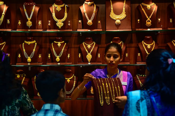 এখন প্রশ্ন হল, ধনতেরসে , কখন কেনাকাটা করবেন । ধনতেরসে ২৯ অক্টোবর সকাল ১০ টা ৩১ এ শুরু হবে তিথি। ৩০ অক্টোবর দুপুর ১ টা ১৫ পর্যন্ত থাকবে তিথি।