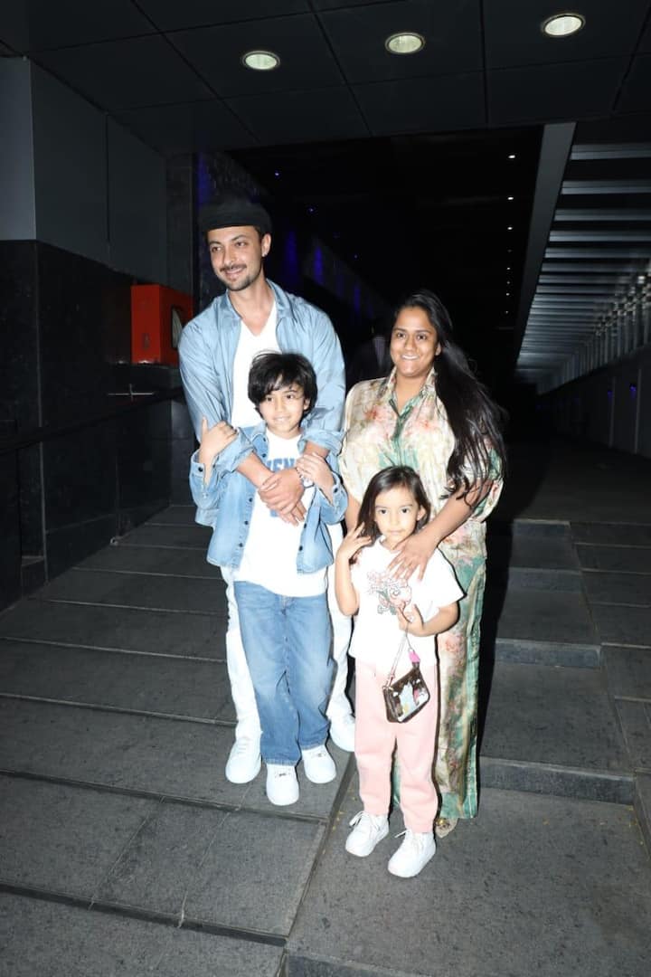 आयुष ने अपना लुक सिर पर कैप लगाकर पूरा किया. वहीं एक्टर के बेटे भी उनके साथ ट्विनिंग करते हुए नजर आए.