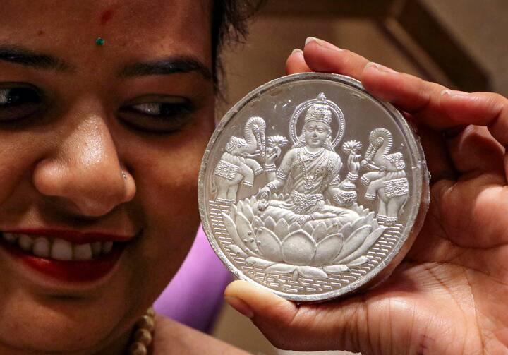 অমাবস্যার অন্ধকার থাকায় লক্ষ্মীকে বরণ করে স্বর্গে ফিরিয়ে নেওয়ার অনুষ্ঠানে আলোকমালায় সজ্জিত করা হয় স্বর্গকে। তাই হয় দীপান্বিতা ।