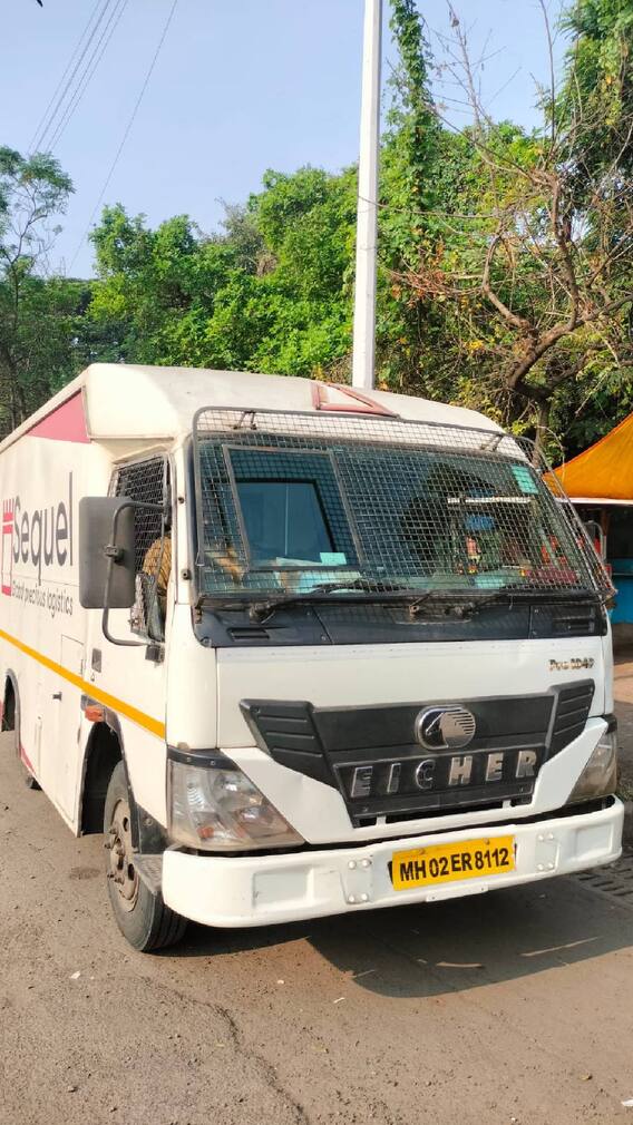 पुण्यात सोन्याने भरलेला ट्रक सापडला