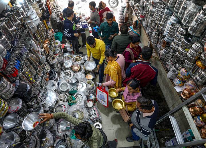এই বছর ধনতেরসতো নিঃসন্দেহে স্পেশাল। ধনতেরাসে ১০০ বছর পর, ত্রিগ্রহী যোগ, ত্রিপুষ্কর যোগ, ইন্দ্র যোগ, লক্ষ্মী নারায়ণ যোগ, শশ মহাপুরুষ রাজযোগের সমন্বয় ঘটছে এবার।