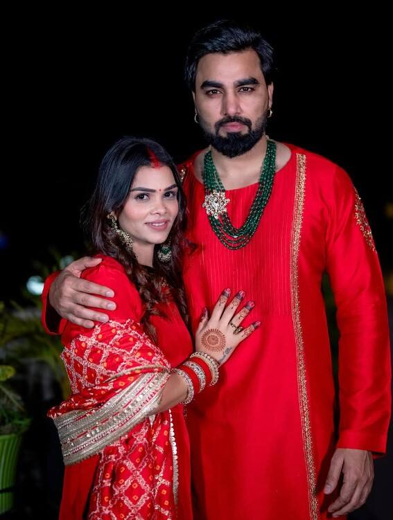 ਸੋਸ਼ਲ ਮੀਡੀਆ 'ਤੇ ਹੋ ਰਹੀ ਹੈ ਚਰਚਾ ਇਸ ਪੇਜ 'ਤੇ ਇਹ ਪੋਸਟ ਇੱਕ ਦਿਨ ਪਹਿਲਾਂ ਯਾਨੀ 25 ਅਕਤੂਬਰ ਨੂੰ ਸ਼ੇਅਰ ਕੀਤੀ ਗਈ ਹੈ, ਪਰ ਇਸ ਪੇਜ ਨੂੰ ਖੁਦ ਅਰਮਾਨ ਜਾਂ ਉਨ੍ਹਾਂ ਦੀਆਂ ਦੋ ਪਤਨੀਆਂ ਜਾਂ ਉਨ੍ਹਾਂ ਦੀ ਟੀਮ ਦੁਆਰਾ ਹੈਂਡਲ ਕੀਤਾ ਗਿਆ ਹੈ ਜਾਂ ਇਹ ਇੱਕ ਫਰਜ਼ੀ ਪੇਜ ਹੈ।