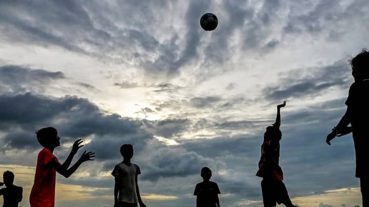 সকালে সূর্যের দেখা মিলেছে। গাঙ্গেয় পশ্চিমবঙ্গে আবহাওয়ার উন্নতি হলেও, আজ পূর্ব মেদিনীপুর, পশ্চিম মেদিনীপুর ও ঝাড়গ্রামে ভারী বৃষ্টির সতর্কতা ছিল।