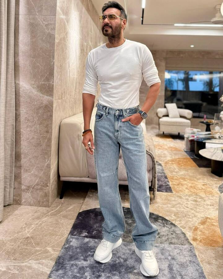 अजय देवगन – सबसे पहले बात करते हैं सिंघम यानि अजय देवगन की. जागरण में छपी एक रिपोर्ट के मुताबिक एक्टर ने इस फिल्म के लिए 35 करोड़ रुपये चार्ज किए हैं.