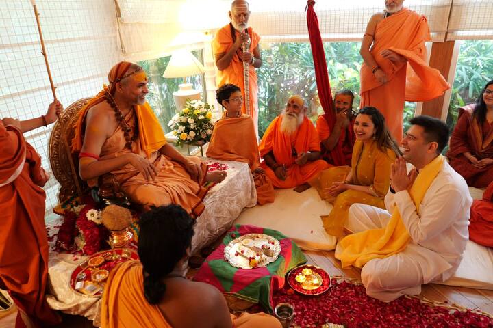 परिणीति ने अपना लुक बालों को खुलाकर रखकर और कानों में बड़े झुमके पहनकर पूरा किया है.