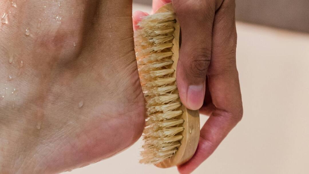 Foot Crack: রাতারাতি উধাও হবে গোড়ালির ফাটা দাগ, কী ব্যবহারে হবে ম্যাজিক? homemade remedies to reduce foot crack during winter season Foot Crack: রাতারাতি উধাও হবে গোড়ালির ফাটা দাগ, কী ব্যবহারে হবে ম্যাজিক?