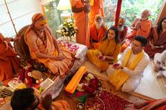 परिणीति चोपड़ा और राघव चड्ढा ने लिया स्वामी अविमुक्तेश्वरानंद सरस्वती का आशीर्वाद, सामने आईं खूबसूरत तस्वीरें