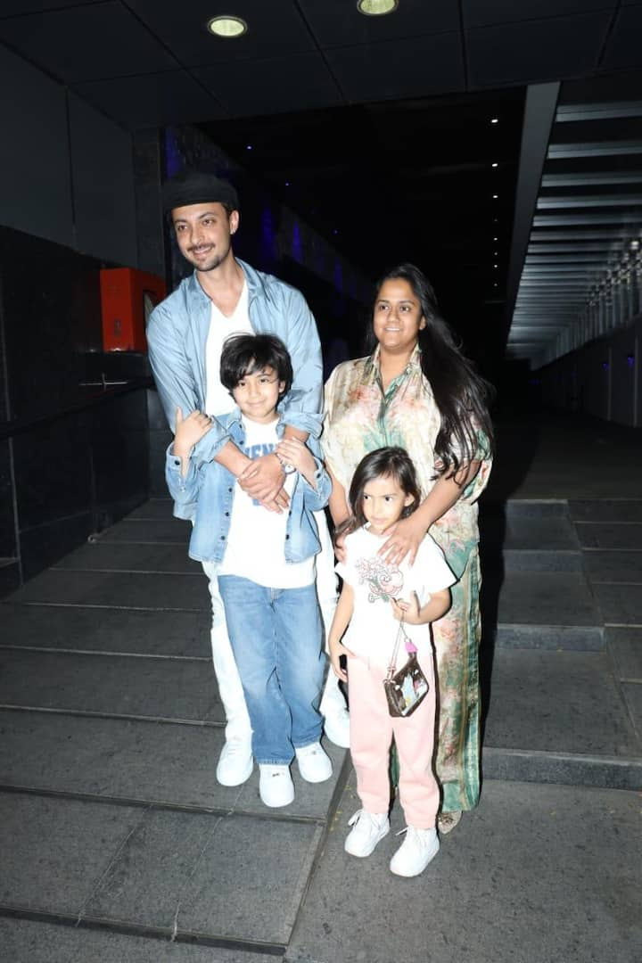 Before going to the restaurant, Ayush took wishes from the paparazzi and gave them multiple poses with the family.