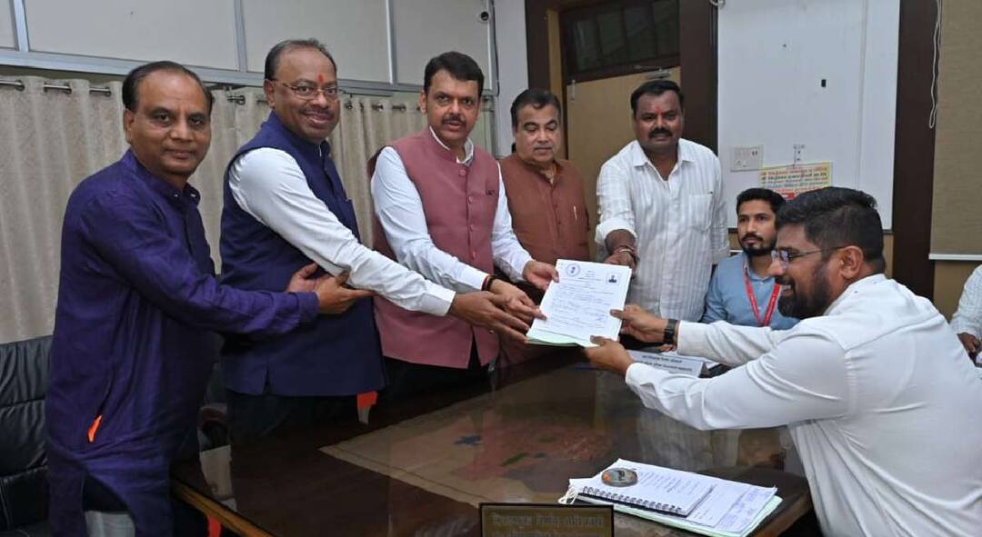 देवेंद्र फडणवीसांच्या उमेदवारी अर्जासाठी प्रफुल्ल गुडधे यांचे सख्खे मामा बनले अनुमोदक; नागपुरातील नव्या राजकीय वैचारिक द्वंद्वाची चर्चा Congress candidate Praulla Gudadhe Patil paternal uncle became endorser for Devendra Fadnavis candidature application over Maharashtra Assembly Election 2024 देवेंद्र फडणवीसांच्या उमेदवारी अर्जासाठी प्रफुल्ल गुडधे यांचे सख्खे मामा बनले अनुमोदक; नागपुरातील नव्या राजकीय वैचारिक द्वंद्वाची चर्चा