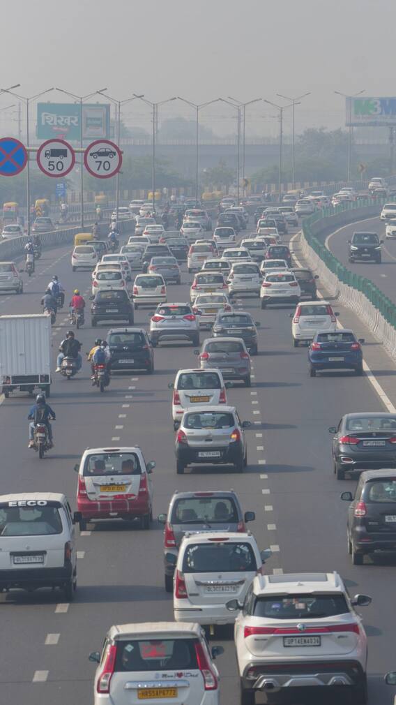 दिवाली से पहले दिल्ली की हवा में हल्का सुधार, जानें आज का AQI